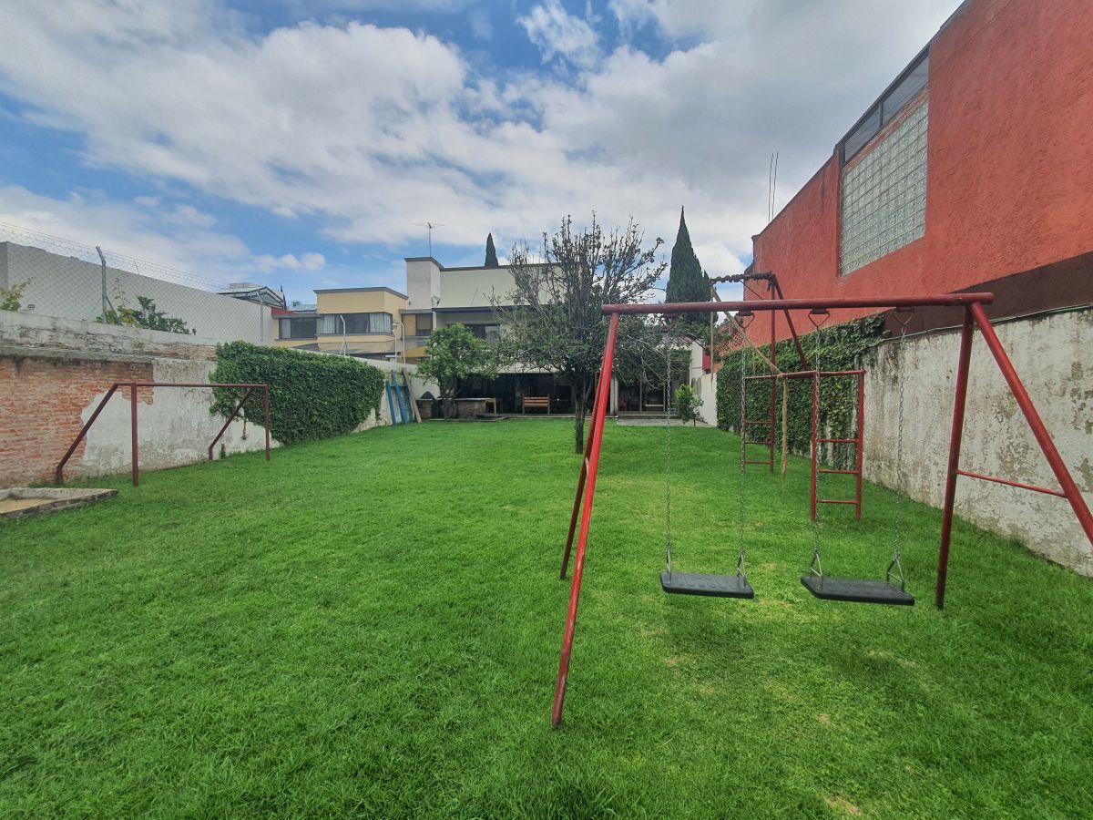 Casa de Estilo Moderno con Amplios Espacios y Jardín en Club de Golf México — foto 2