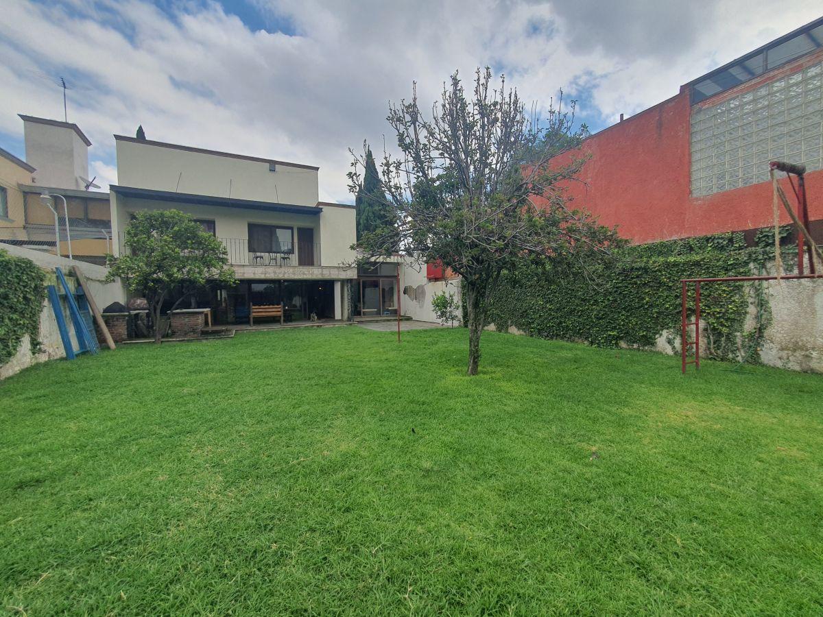 Casa de Estilo Moderno con Amplios Espacios y Jardín en Club de Golf México — foto 3