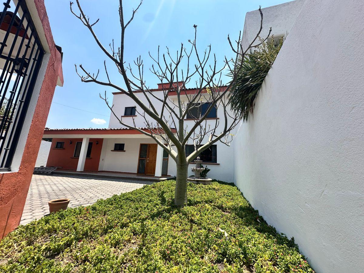 Gran Oportunidad en Jurica: Casa en Privada, Excelente Estado y Amplio Terreno — foto 3