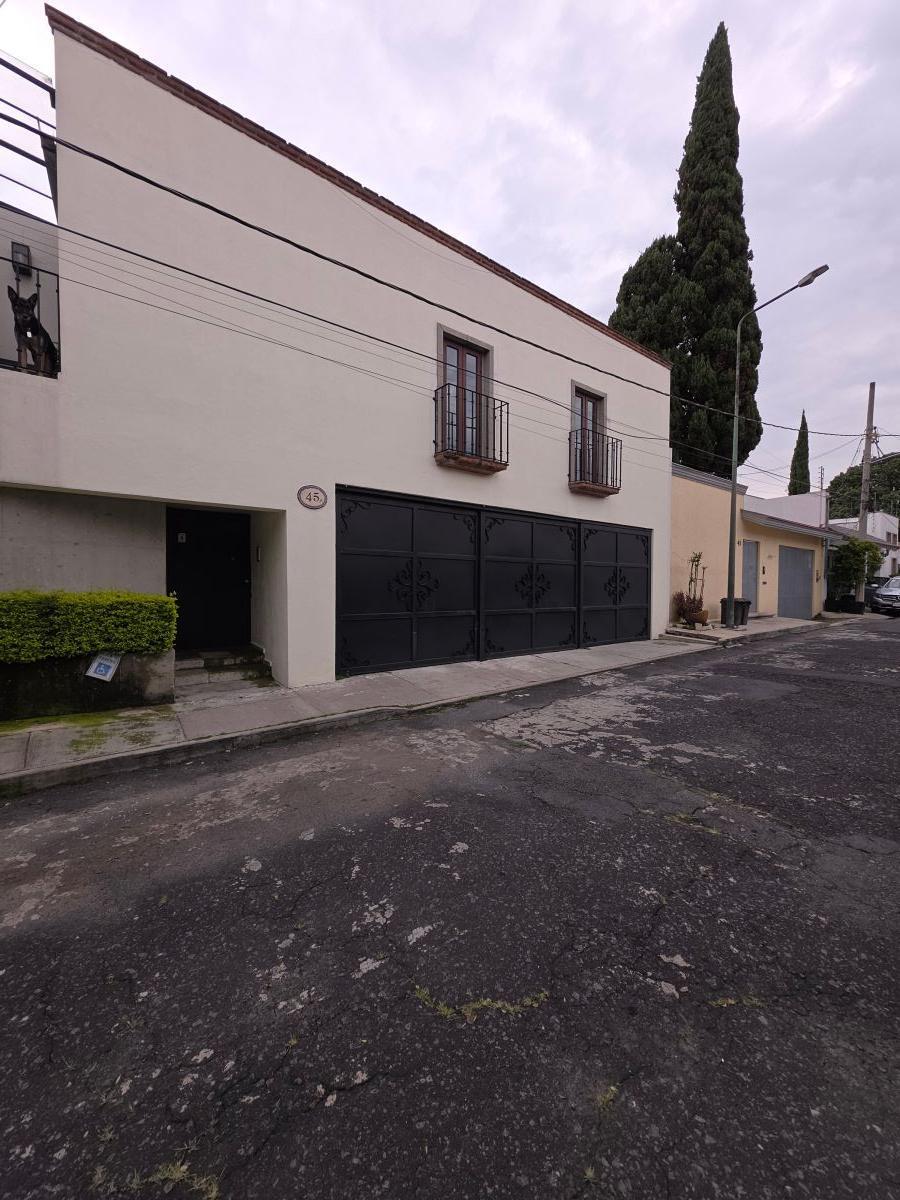 Casa de Estilo Moderno con Amplios Espacios y Jardín en Club de Golf México — foto principal