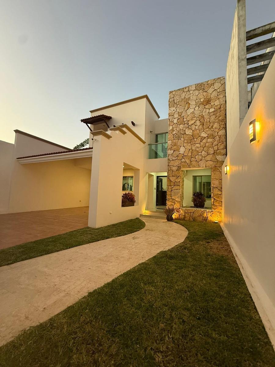 Casa en Venta Al Norte Mérida con Piscina, Bar y 4 Recámaras — foto principal